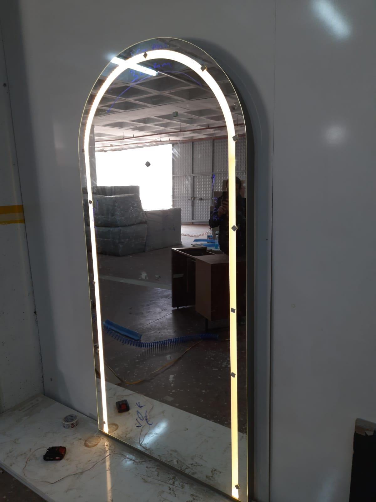 מראת קריסטל גוף אליפסה בשילוב תאורת LED מובנית